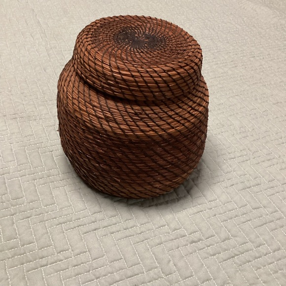 Vtg Pine Needle Native American Hand Woven Basket W/ Lid 7" Tall 6" wide - Picture 3 of 11